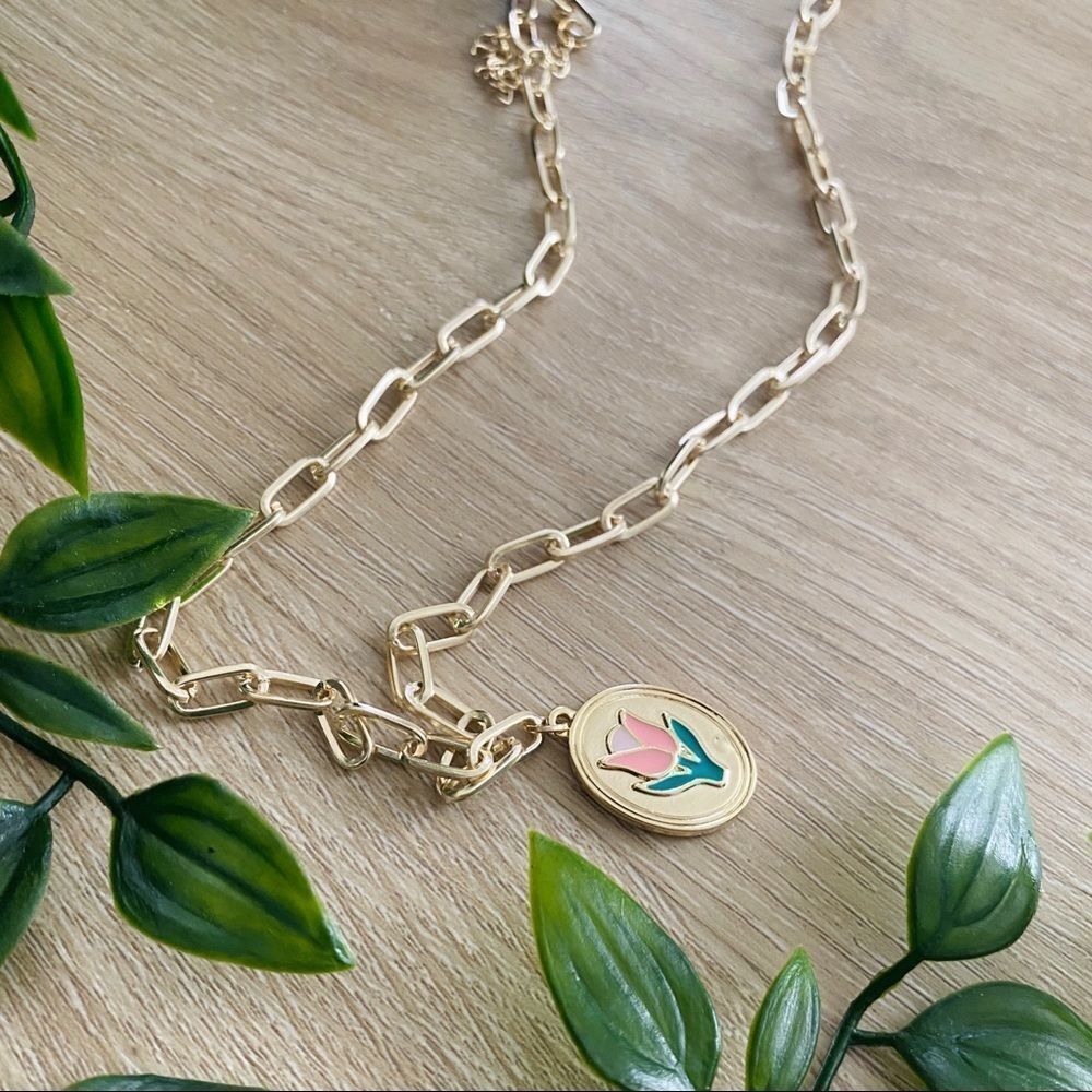 Gold plated necklace with flower pendant